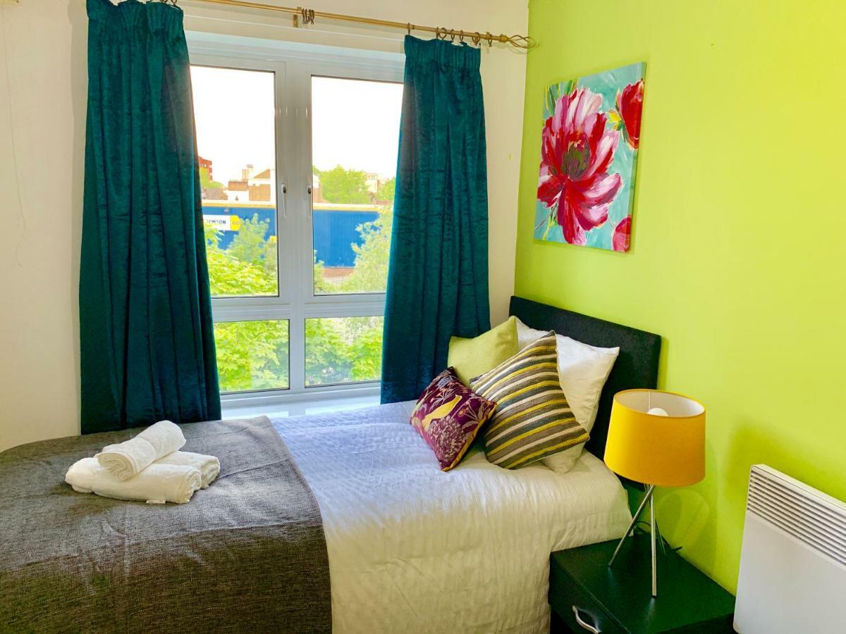 2 Bedrooms Modern Apartment, Lounge, Full Kitchen, Balcony, 5 Minutes Stratford Station London Ngoại thất bức ảnh